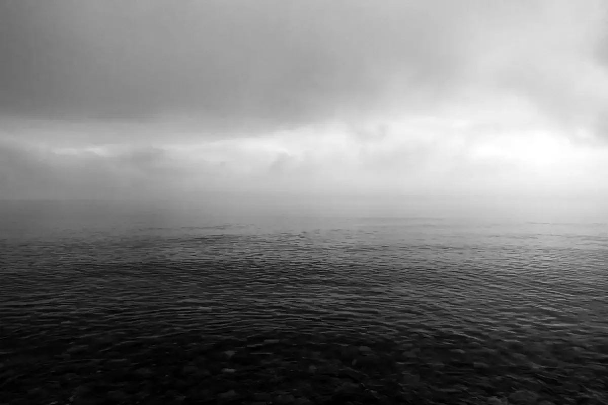 Nebel über dem Meer am Neujahrstag, schwarz-weiß – Foto: Jan Pleitner