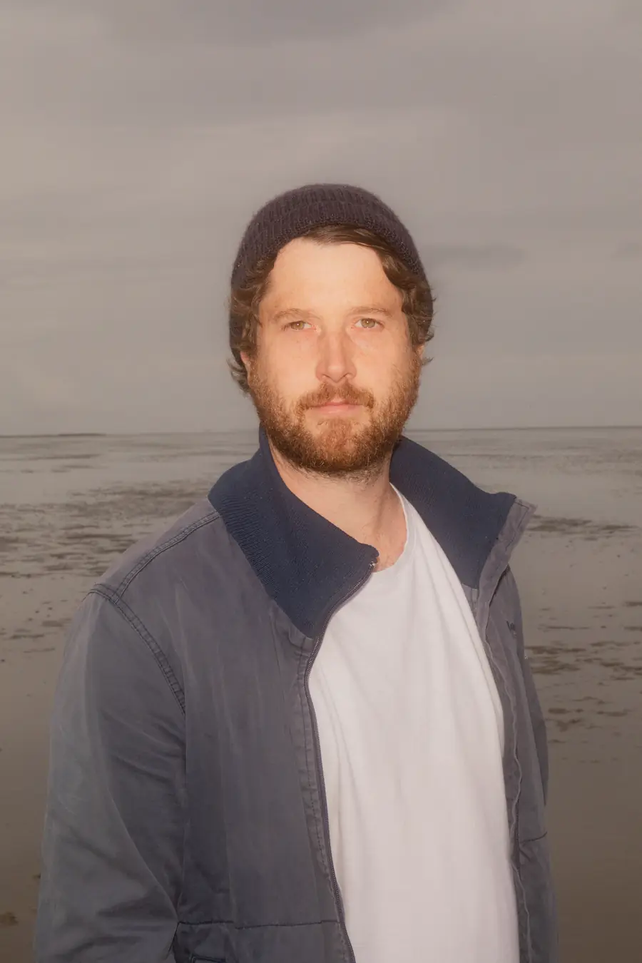 Jan Pleitner am Wattenmeer, schwarz-weiß